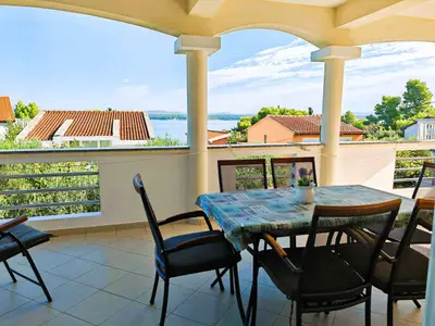Ferienwohnung für 6 Personen (100 m²) in Tkon 1/10