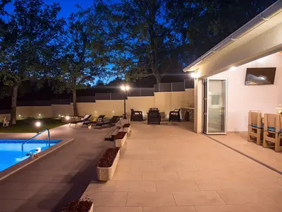 Beriech zum Entspannen direkt neben dem toll beleuchtetem Pool Bereich