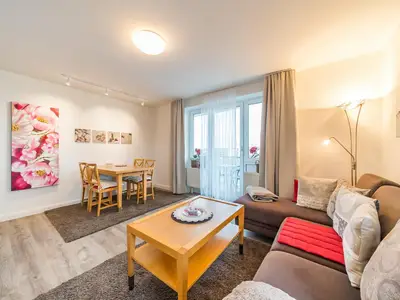 Wohnbereich mit Sofa, Couchtisch und Esstisch