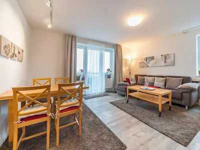 Wohnbereich mit Zugang zum Balkon