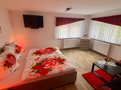 Schlafzimmer mit Couch und Couchtisch +TV+ Internet, Aufbettung möglich