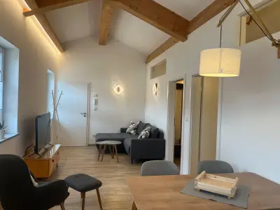 Blick von der Küche auf den Wohnbereich