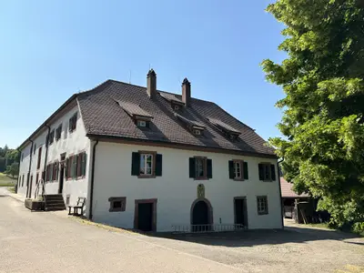 Blick auf den Hof von der Straße kommend