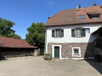 Innenhof mit Blick auf Pferdeboxen