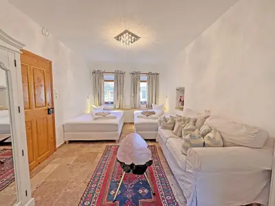 Zimmer LOTUS mit 2 Betten á  140x200 cm, Sofa und eigenem Duschbad