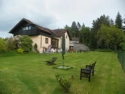 Unser großer umzäunter Garten mit Spielwiese