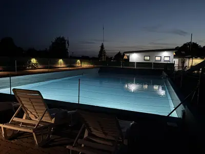 Pool bei Nacht