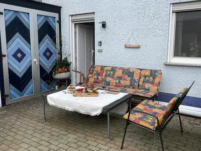 Eingang mit Außenbereich
