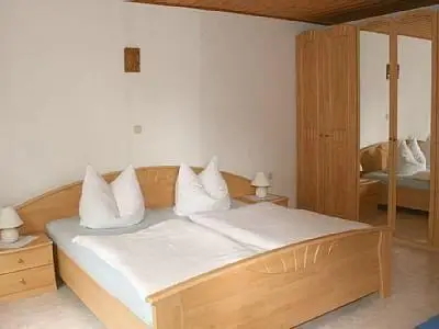 2. Schlafzimmer mit Ehebett u. Zustellbett
