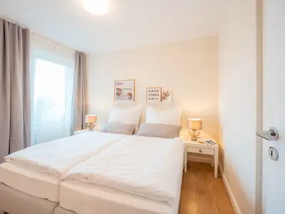 Schlafzimmer mit Doppelbett und Kleiderschrank
