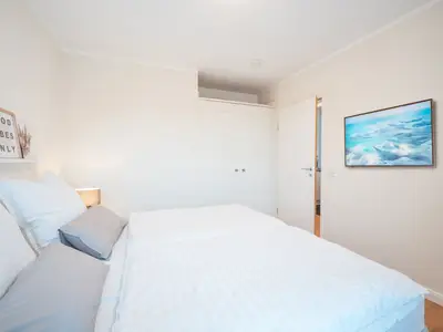 Schlafzimmer mit Kleiderschrank