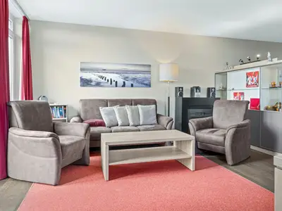 Wohnbereich mit Sofa, Sessel, Couchtisch und Radio