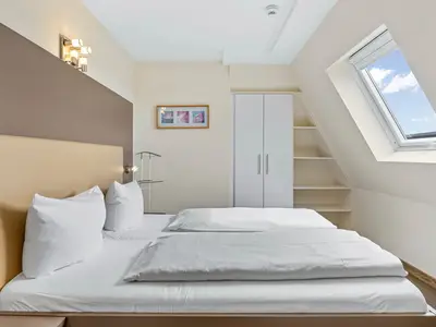 Schlafzimmer mit Doppelbett und Kleiderschrank