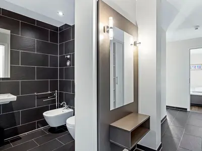 Badezimmer mit WC, Waschtisch und Spiegel