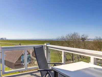 Balkon mit Tisch, Sitzgelegenheiten und MeerblickBalkon mit Tisch, Sitzgelegenheiten und Meerblick