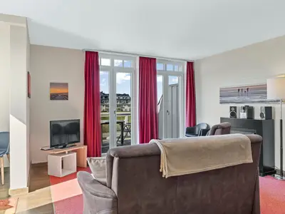 Wohnbereich mit Zugang zum Balkon