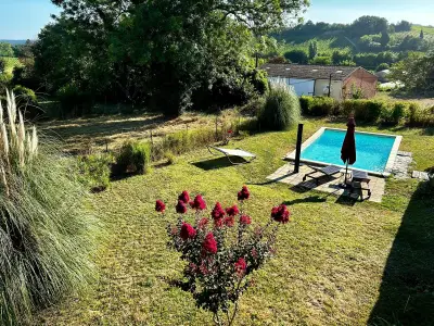 Sonniger Poolbereich mit Liegen