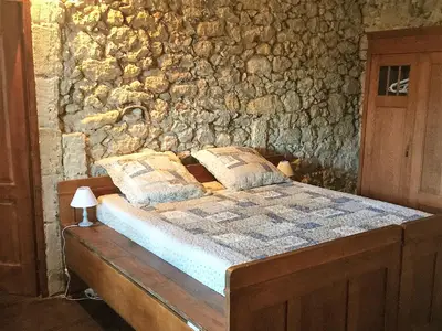 Ruhiges Schlafzimmer mit Doppelbett.