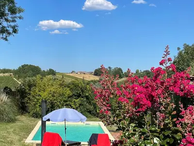Der nach hinten gelegene Pool steht allen Gästen des Hauses zur Verfügung