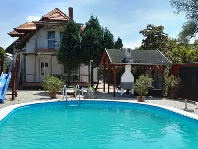 Der Pool. April 2024