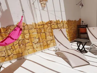 Terrasse. Quintal mit Sonnenliegen, ausreichend Platz zum Entspannen