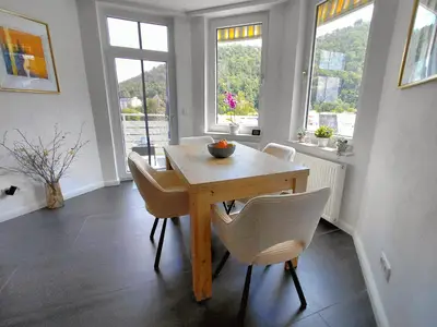 Esstisch mit Zugang zum großem Balkon