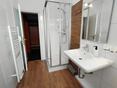1. Bad mit Dusche und Tageslicht