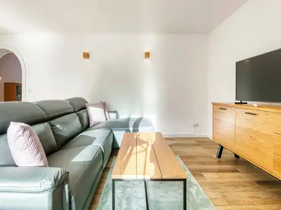 Ferienwohnung Lakeside House Couch und TV im Wohnzimmer