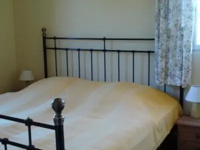 Schlafzimmer mit Doppelbett