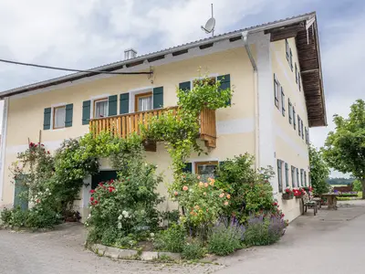 Gästehaus von außen mit 3 Ferienwohnungen