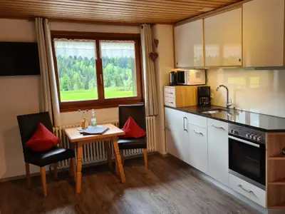 Küche und Esstisch in Einraumwohnung Bauernhaus 3