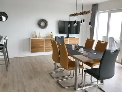 Wohn-Essbereich mit Esstisch, Sitzgelegenheit und Flatscreen TV