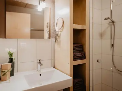 Badezimmer mit Dusche und WC
