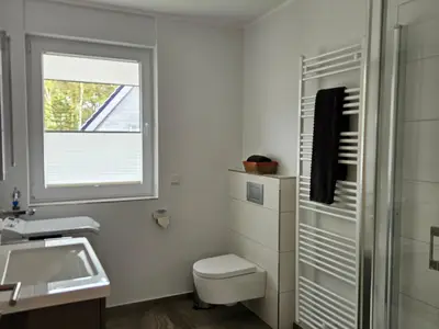 großes und helles Badezimmer mit Dusche und Handtuchheizung