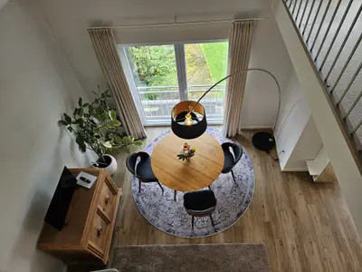 Blick von der Galerie in den offenen Wohnraum