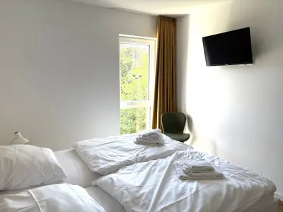 Schlafzimmer mit Doppelbett und Flatscreen TV - gbmv0-01 - Großenbrode