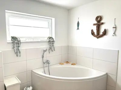 Badezimmer mit Badewanne