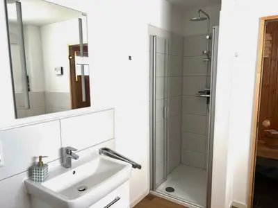 Badezimmer mit Dusche