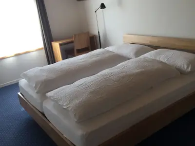 Die Zimmer sind mit Doppelbetten ausgestattet