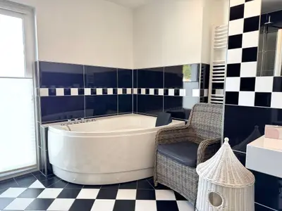 Bad 2 mit Badewanne und Dusche