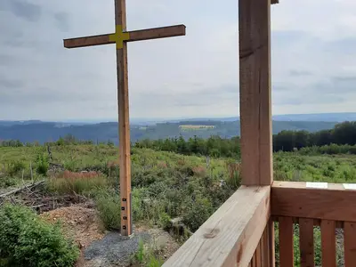 Aussichtsturm mit Gipfelkreuz im Forst