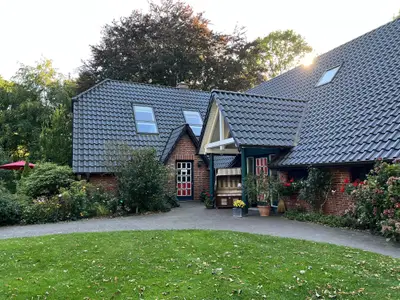 Blick auf den Eingang (linke Tür) der Ferienwohnung