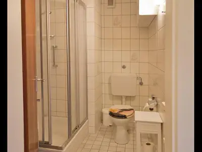 Helles und freundliches Badezimmer