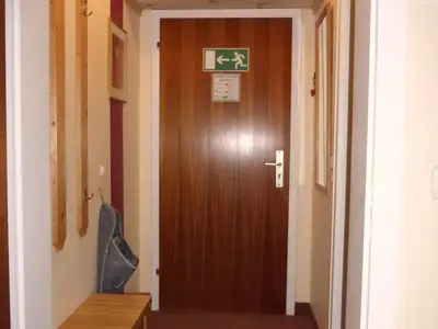 Flur mit Garderobe und Spiegel