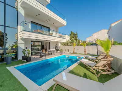 Zweizimmer-Apartment mit privatem beheiztem Pool