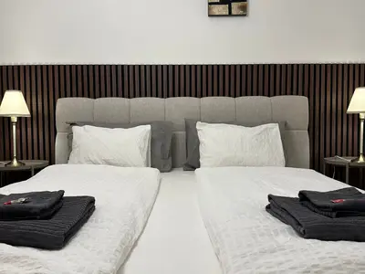 Doppelbett mit Bettwäsche und Handtücher