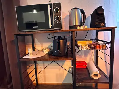 Kaffeemaschine, Mikrowelle, Wasserkocher, Toaster mit Kaffeekapseln und Tee