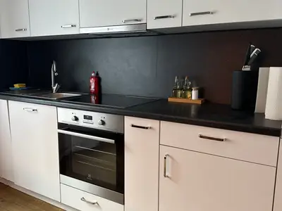 Voll ausgestattete Küche mit Geschirrspüler