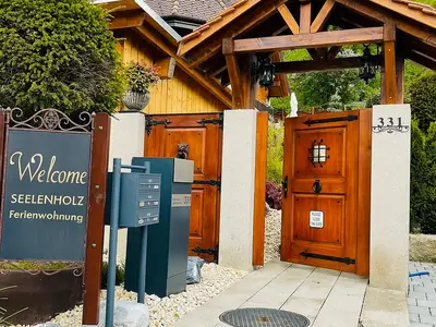Seelenholz – Willkommensmoment am Eingang