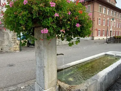 Brunnen vor dem Haus